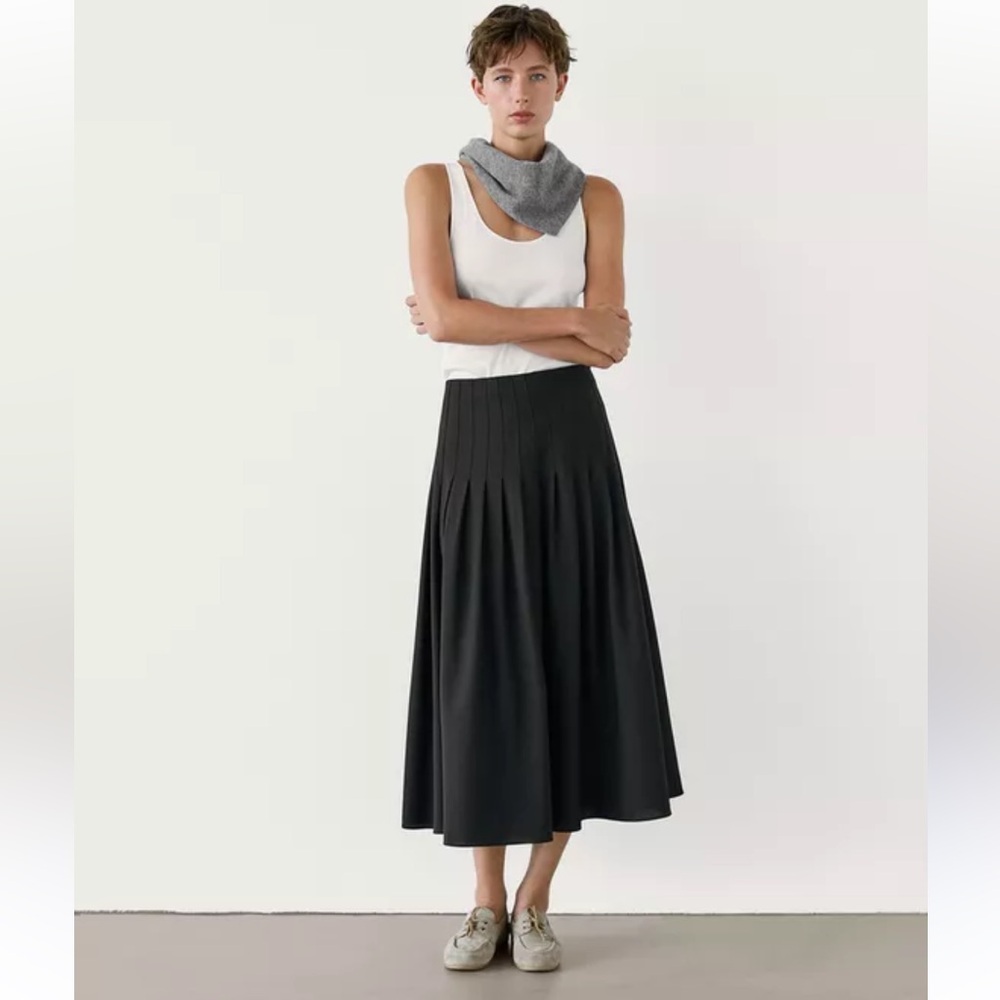 Massimo Dutti Black Pleated Midi Skirt with Yoke & Seam Details Size 34 NWT - Picture 2 of 16